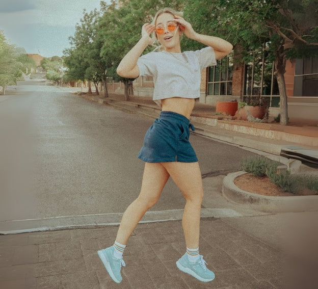 Person in casual outfit with sunglasses on a street