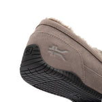 Close-up of the heel and KURU logo on the LOFT 2 Men's Slipper in Greige.