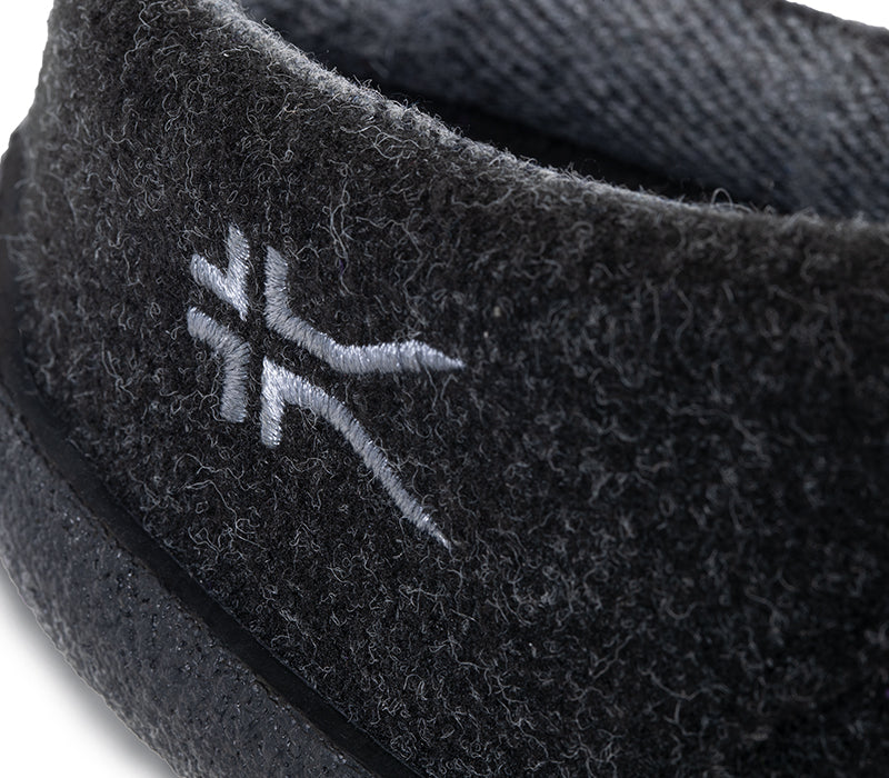 Close-up of the material on the KURU Footwear DRAFT Men's Slipper in Charcoal-Black